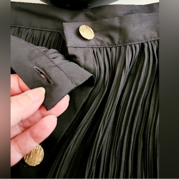 Black pleated midi skirt, textured gold button front closure & removable belt - Picture 6 of 7